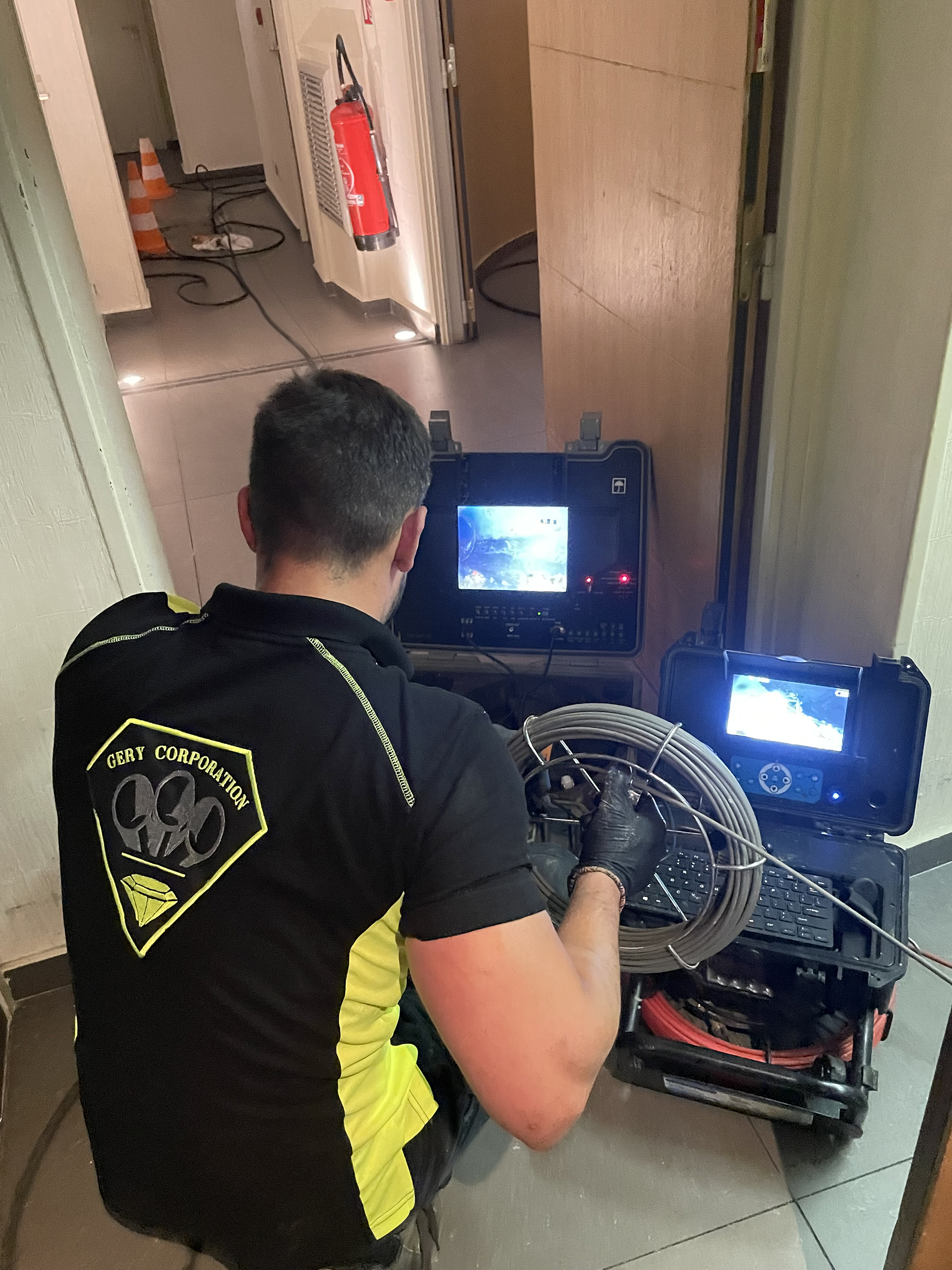 Robot de réparation télécommandé équipé d'outils de fraisage haute précision naviguant dans une canalisation - Photo de notre partenaire Gery Corporation