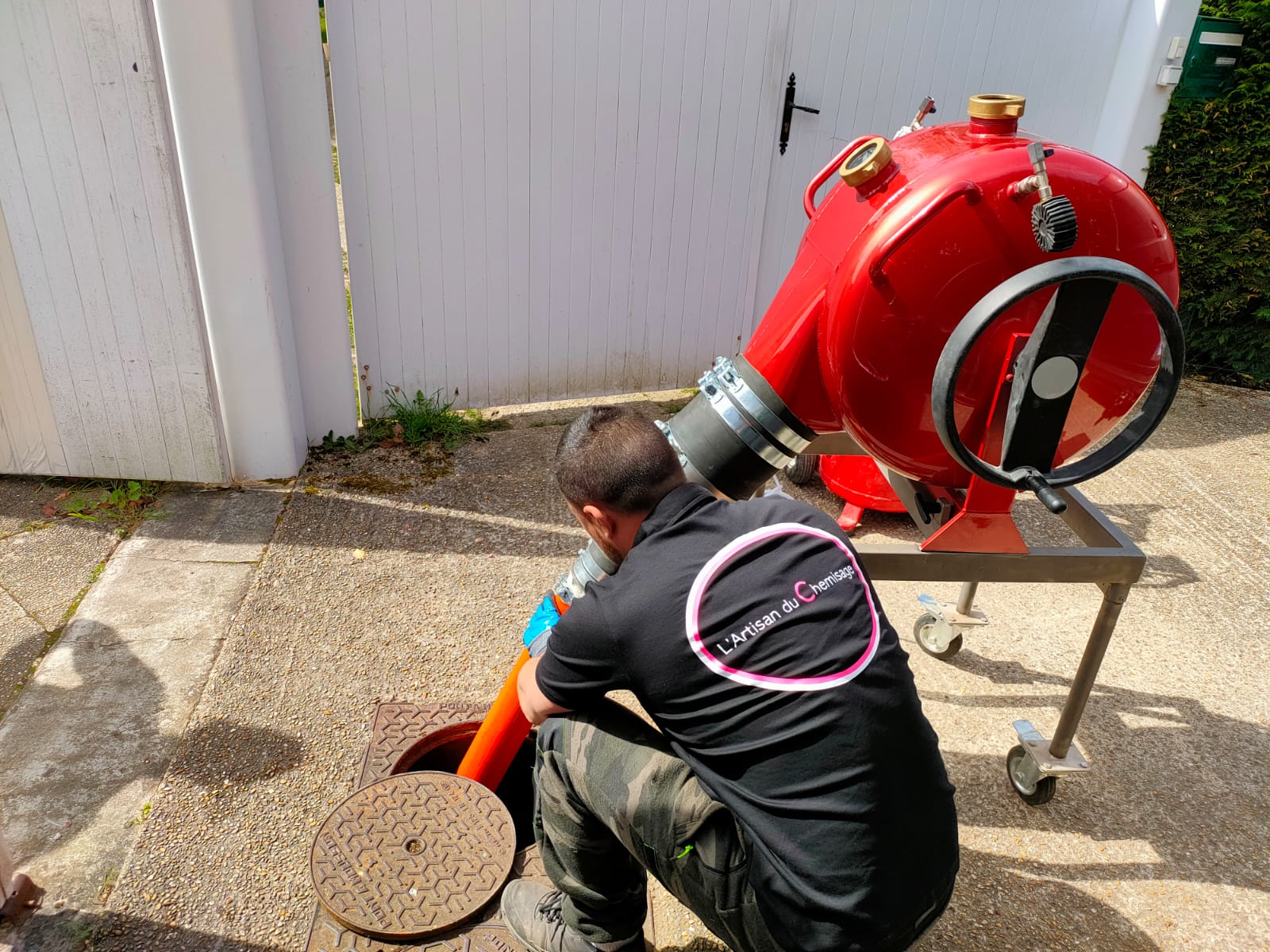 Technicien professionnel effectuant une intervention de chemisage sur une canalisation, démonstration des techniques expertes - Photo de notre partenaire L'Artisan du Chemisage